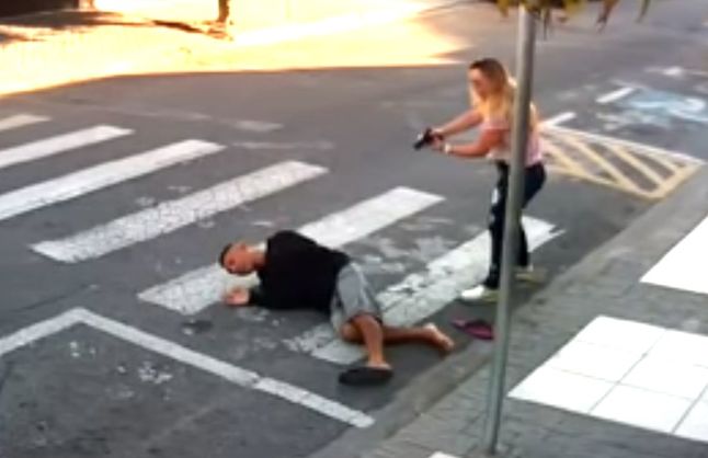 В Бразилии женщина обезвредила возле школы вооруженного грабителя (видео)