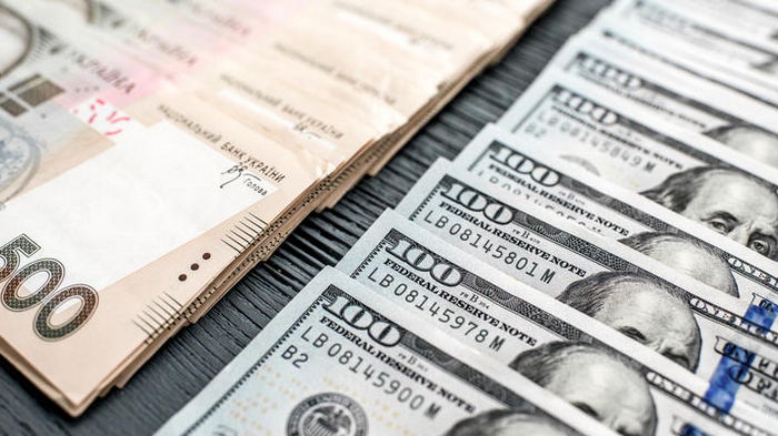 НБУ повысил официальный курс доллара до максимума с начала января