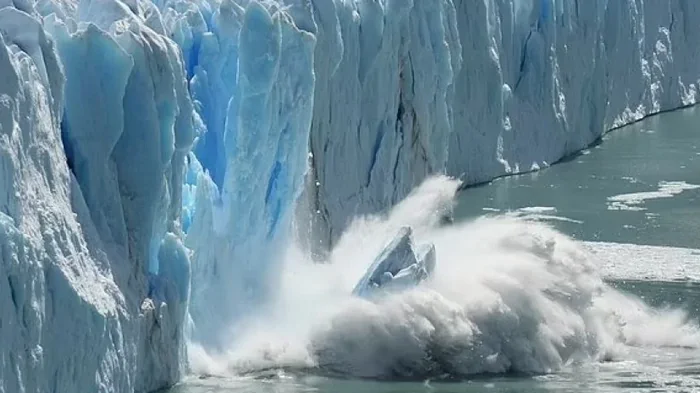 Пытается сбежать: самый большой шельфовый ледник Антарктиды ежедневно смещается на 8 см