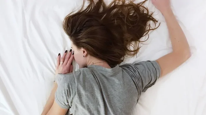 Тело незаметно лечит нас ночью: ученые узнали, почему мы спим в определенных позах