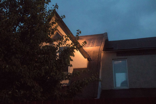 В Киеве из-за удара молнии ночью загорелся частный дом (видео)