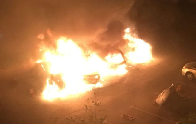 В Одессе на парковке жилкомплекса неизвестные сожгли сразу четыре автомобиля (видео)