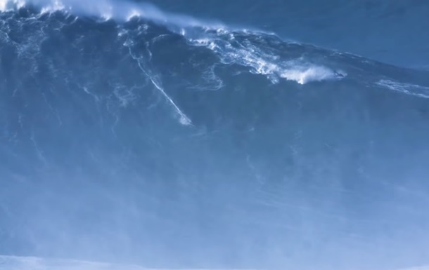 Серфер покорил гигантскую волну и установил рекорд (видео)