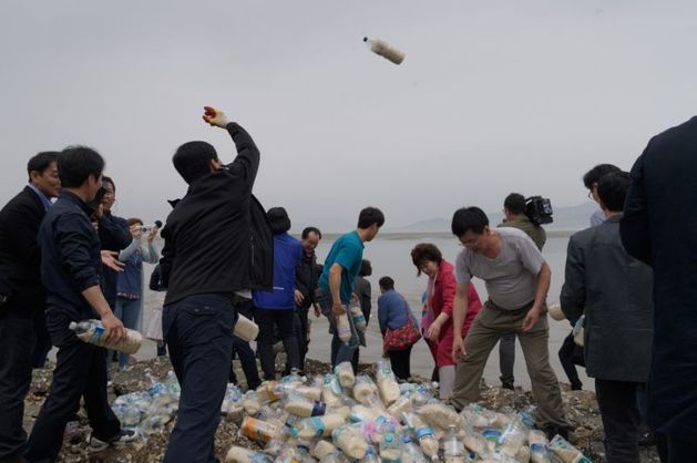 Северокорейские беженцы продолжили «общаться» с земляками с помощью бутылок с рисом