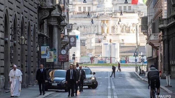Папа Римский молился об окончании пандемии коронавируса на улицах Рима