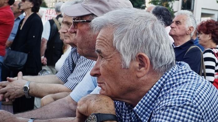 Пожилых украинцев призывают оставаться дома