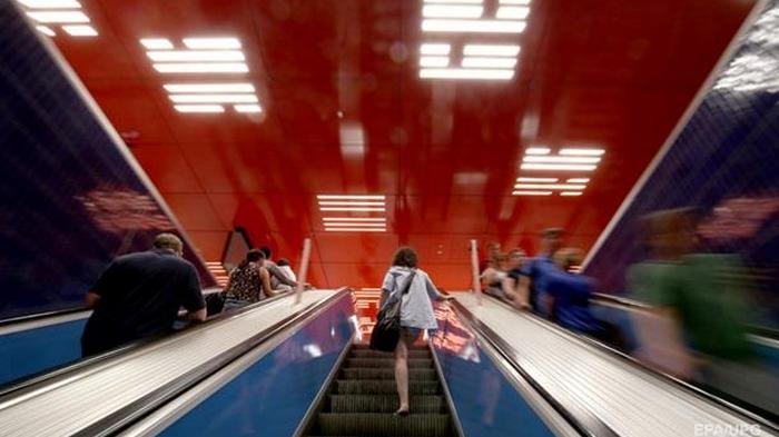 В Мюнхене задержали мужчину, который облизывал поручни в метро