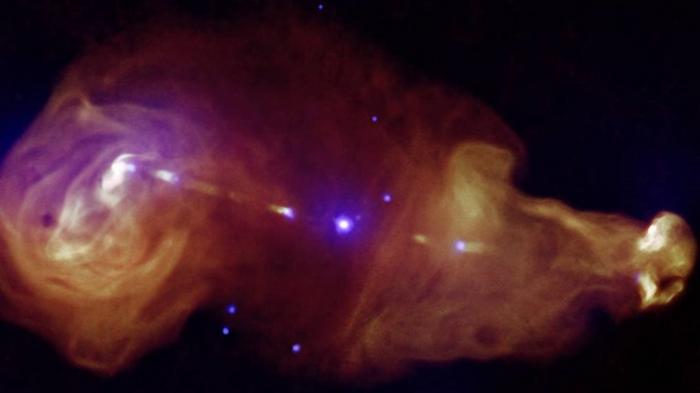 Астрономы зафиксировали таинственное поведение черной дыры (видео)