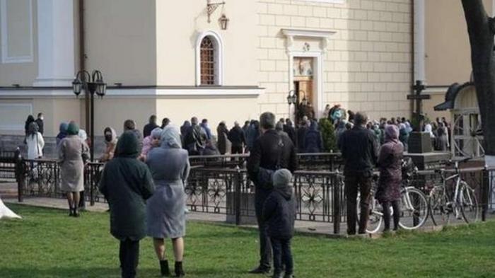 В Черновцах очереди в храмы, несмотря на карантин