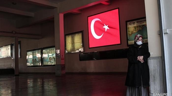 В десятках городов Турции ввели комендантский час