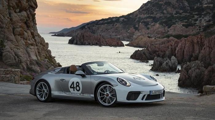 Покупателю Porsche 911 за полмиллиона долларов подарили часы и книгу