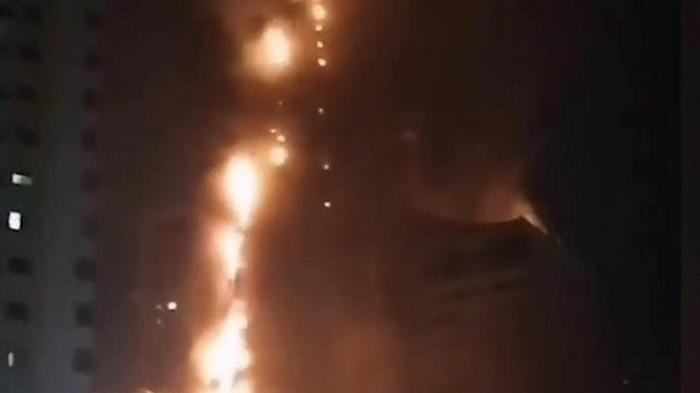 В ОАЭ пожар охватил почти весь небоскреб (видео)