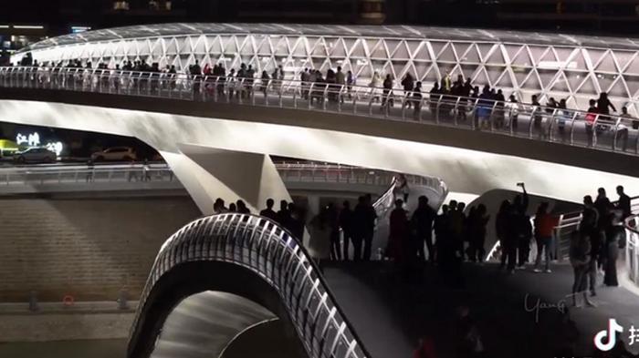 В Китае открыли мост-ленту Мебиуса (видео)
