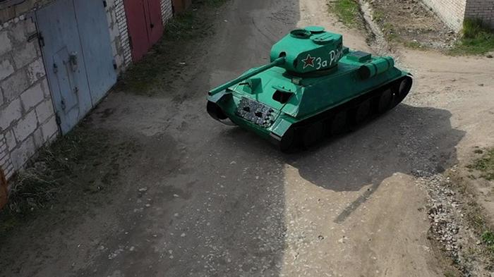 Россиянин собрал картонный танк на велоприводе (видео)