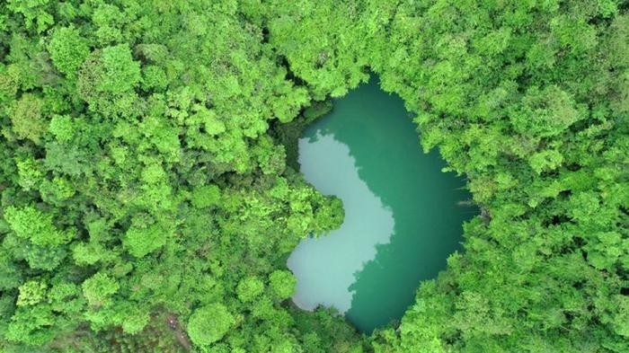 В Китае нашли необычное карстовое озеро – у него форма сердца: фото