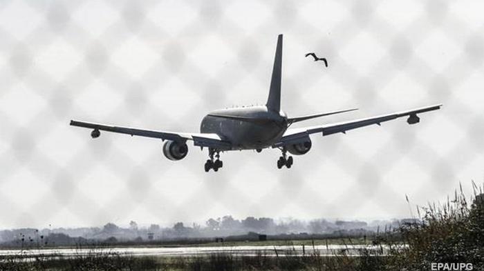 Шмыгаль: Возобновлять авиарейсы пока нет смысла