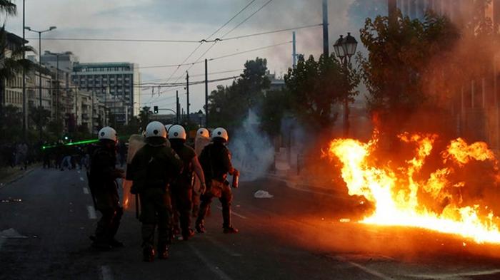 В Афинах посольство США забросали коктейлями Молотова (фото)