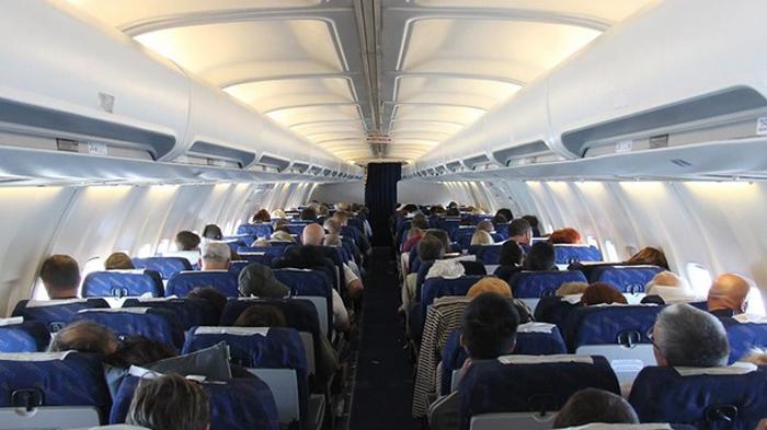 Пассажирка во время полета полностью завернулась в полиэтилен (фото)
