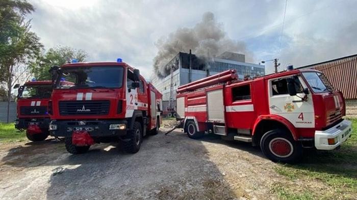 В Запорожье произошел крупный пожар на обувной фабрике (видео)