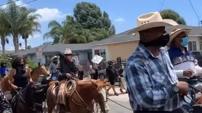 На акцию в пригороде Лос-Анджелеса прибыли ковбои на лошадях