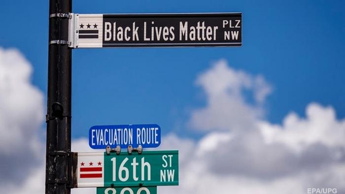 Участок улицы возле Белого дома назвали в честь движения против расизма (фото)