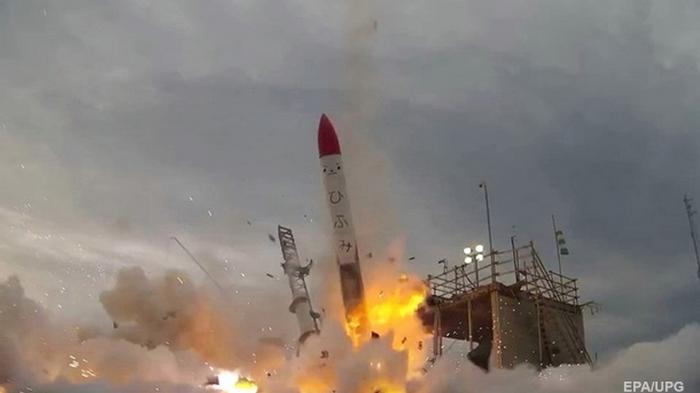 В Японии ракета развалилась в воздухе после старта