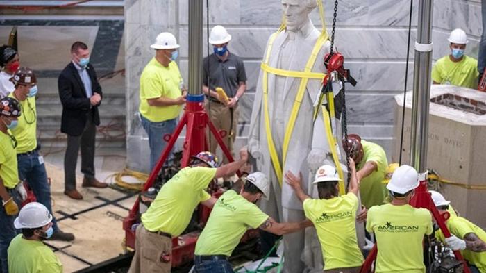 В США при сносе памятника нашли 84-летний бурбон