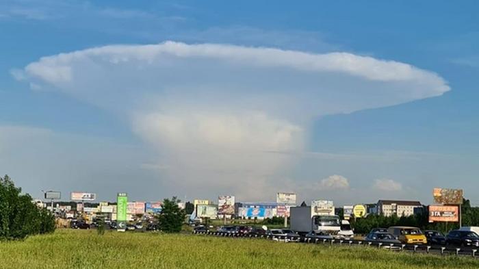 В небе над Киевом заметили облако в форме гриба (фото)