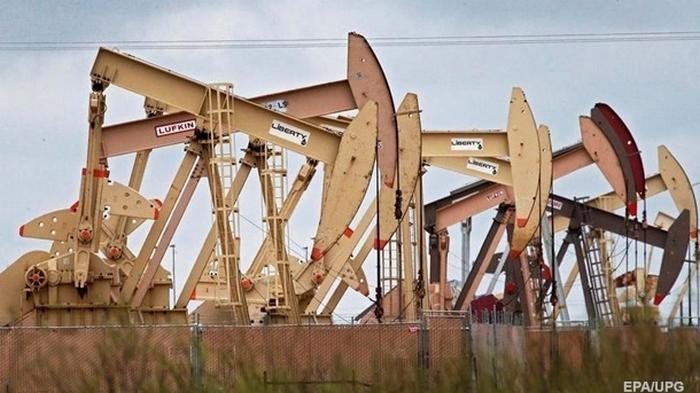 Нефть дешевеет из-за пандемии и роста добычи в США