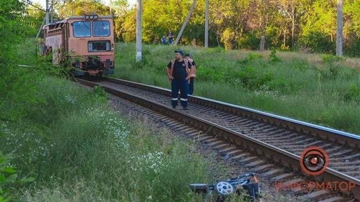 Коляска с маленьким ребенком попала под поезд в Днепре (видео)