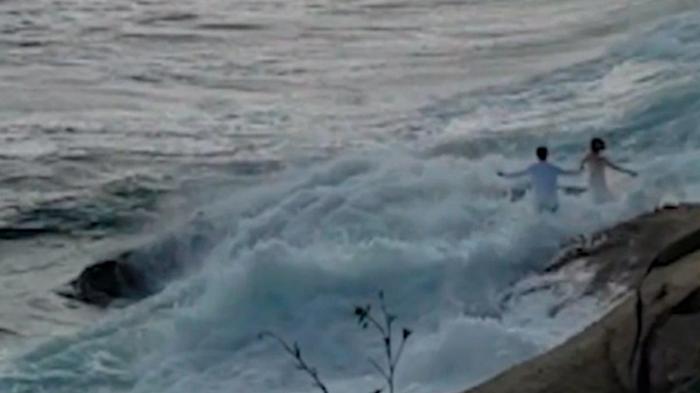 В США волна смыла молодоженов в океан (видео)