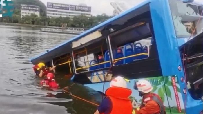В Китае при падении автобуса в водохранилище погиб 21 человек (видео)