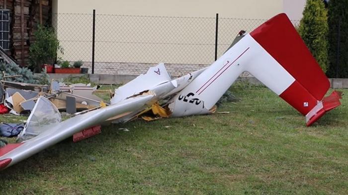 В Польше самолет упал возле частного дома (видео)