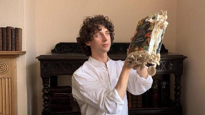 Биолог съел грибы, выращенные на его книге о грибах (видео)