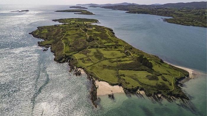 Влюбился в пейзажи: европеец купил за €5,5 млн остров, не побывав там (фото)