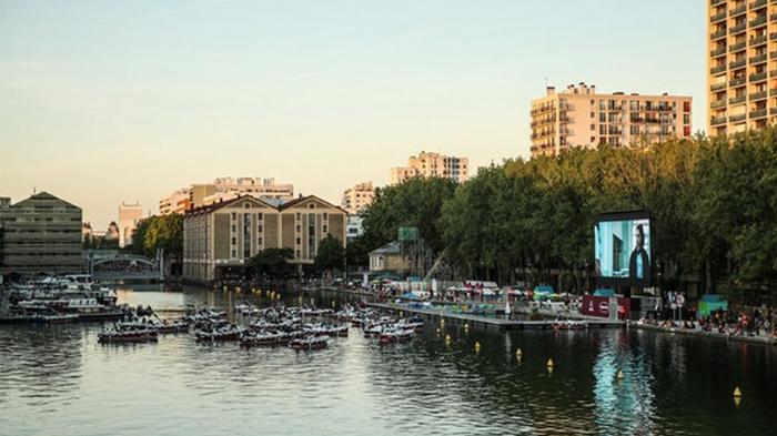 В Париже появился первый кинотеатр на воде (фото)