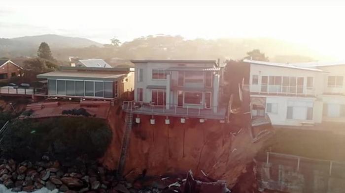 В Австралии несколько домов смыло в океан из-за оползней (видео)