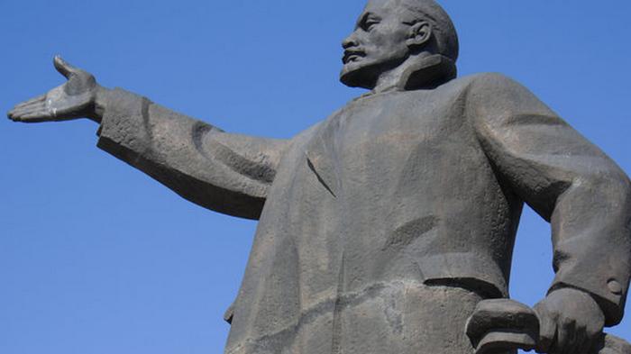 В Одесской области памятник Ленину превратили в болгарского переселенца - фото