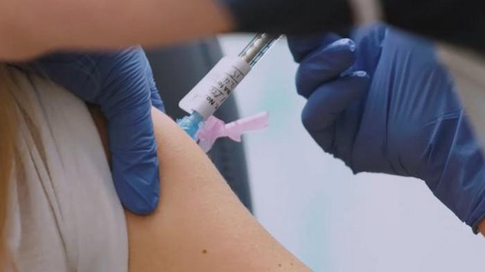Россиян хотят начать вакцинировать от коронавируса уже в августе