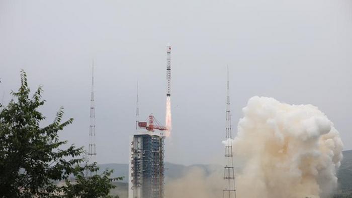 Китай вывел на орбиту три новых спутника