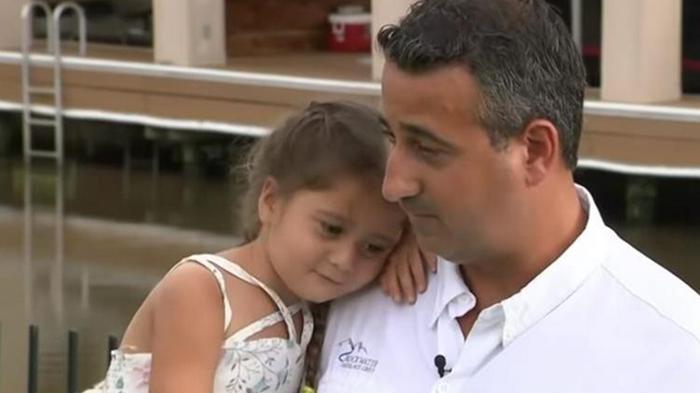 В США отец спас дочь от трехметрового аллигатора (видео)