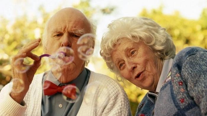 Найдена связь между смехом и здоровьем в старости