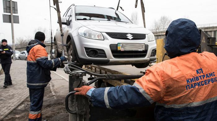 В Киеве ежедневно эвакуируют около 300 автомобилей за неправильную парковку