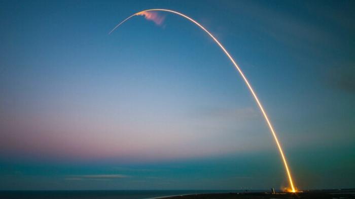 Не НЛО: в небе замечена вереница из 57 новых спутников SpaceX