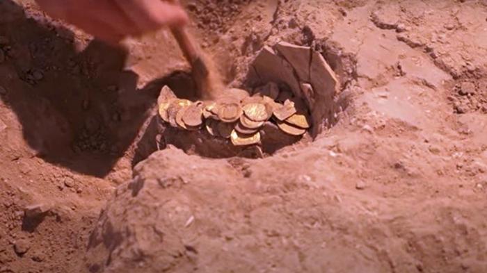 Тысячелетние золотые монеты нашли при раскопках в Израиле (видео)