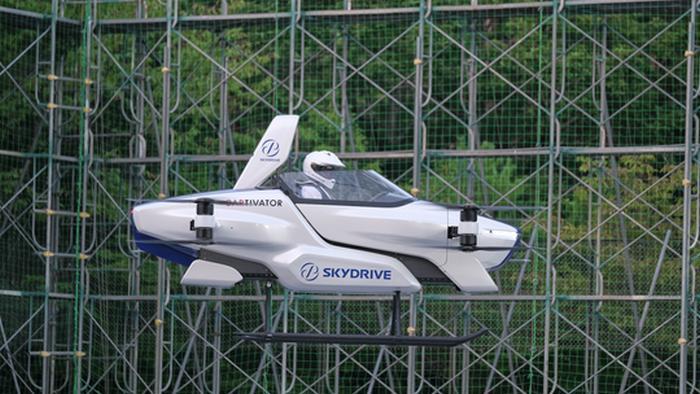 В Японии впервые испытали летающее авто с человеком на борту (фото)