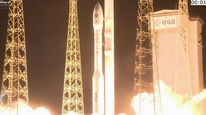 Во Французской Гвиане запустили ракету Vega с 53 спутниками (видео)