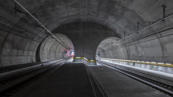 В Швейцарии открыли 15-километровый ж/д тоннель в Альпах (фото)