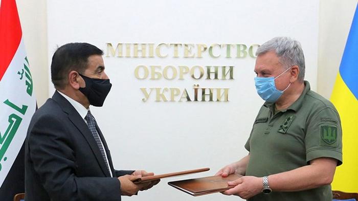 Министр обороны Ирака впервые приехал в Украину (фото)