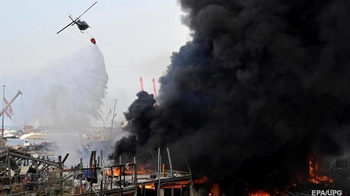 Пожар в порту Бейрута перекинулся на склад с продуктами
